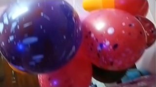 Bocah India main balon kempes, mulutnya nganga minta ditiup lagi
