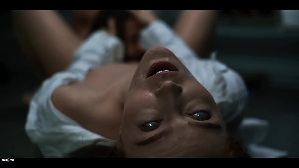 Otak dikendalikan parasit alien, cewek-cewek seksi jadi korban nafsu bejat.