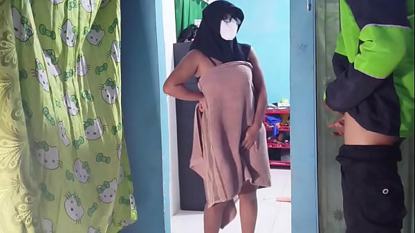 Kepergok abang ojol pas lagi mainin kontol sendiri, malu banget tapi bikin nagih.