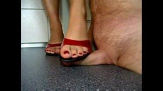 Bhabhi India seksi menginjak-injak kontol si adik ipar.
