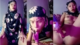 Anggi si hijab nakal colmek seru di kamar sendirian.