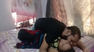 Boudhi ngeliat tamunya nonton bokep, langsung ngewein dia sampai meringis.