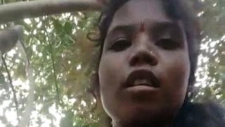Desi cewek desa nungging di luar, dikocok sama cowoknya