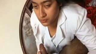 Desi cewek Dhaka ngewe mulut temennya di video bokep panas
