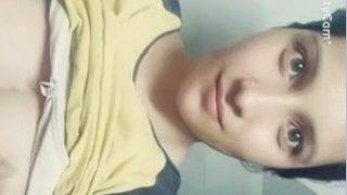 Kashmiri cewek Beina pamer body bugil, crot di kamar.