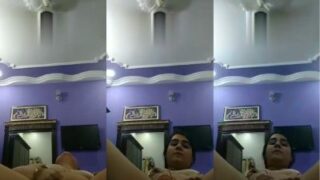 Memek basah cewek Lahore dijilat jari sendiri di video MMS Pakistan