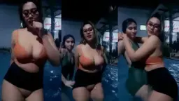 Miya bareng bestie di kolam renang, basah-basahan sambil saling pegang dan gemeteran.