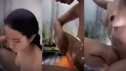Ngeliatin cewek pake toge sambil mandi, bikin greget pengen ikutan.