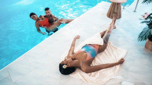 Viral! Ngewe bertiga bareng cewek Italia basah kuyup bikin makin panas.