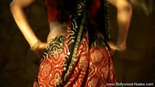 Cewek India berkulit sawo matang goyang-goyang seksi bikin makin panas.