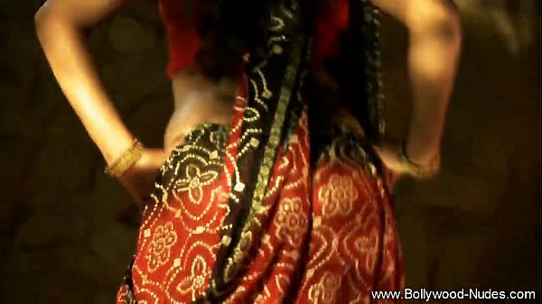 Cewek India berkulit sawo matang goyang-goyang seksi bikin makin panas.