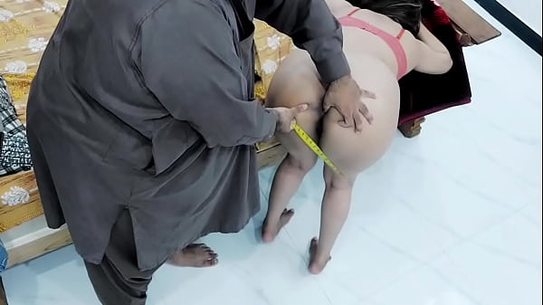 Bajingan! Tukang jahit India ngentot cewek kampung Gawar, bokong gede kayak sapi, digebukin keras dan kasar gaya doggy, suara Hindi jelas, romantis ngomongnya!