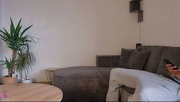 Ibu tiri lihat kontol anak tiri berdiri pas bersihin rumah, langsung bantu dia crot di pantat bulat besarnya.