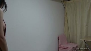 Mandi dan ganti baju, cewek Jepang cantik dengan payudara montok dan memek berbulu lepas baju cina, lalu mandi dan pakai lingerie seksi.