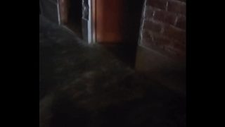 Gue masuk rumah ibu muda seksi, dia ngasih akses cuma karena duit