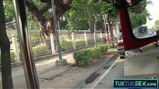 Ibu-ibu Thailand naik becak, dicolek di jalan, langsung naik kontol gede.