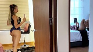 Ibu mertua seksi ketahuan ngocok saking denger desahan mesum di kamar sebelah!