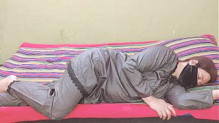 Bhabhi Pakistan digebug sange keras kencang posisi doggy, suara desahan Hindi panas menggairahkan