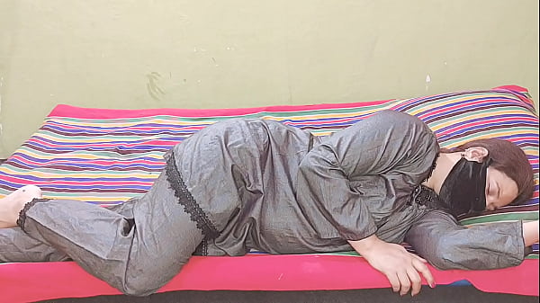 Bhabhi Pakistan digebug sange keras kencang posisi doggy, suara desahan Hindi panas menggairahkan