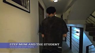 Ibu tiri lagi ngajarin muridnya, panas banget sampai lupa diri.