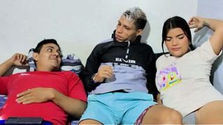 Saat pacar kakak tiriku menusukkan kontol besarnya ke dalam memeknya tepat di depanku.