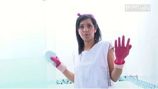 Pembantu hotel pake sarung tangan karet, bungkukin badan sambil ngelap pancuran, bikin gregetan.