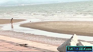 Gadis Thailand dijemput di pantai buat ngewe sama bule kontol gede.
