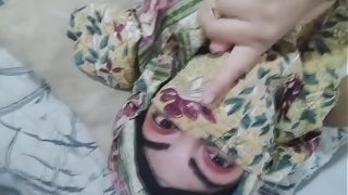 Ibu mertua Arab berhijab lagi horny, mainin memek sampe muncrat keluar air, sementara suaminya lagi sholat di kamar sebelah.