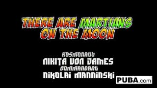 Kosmonot Rusia Nikita Von James diperintah diam oleh jenderalnya, sementara bibirnya ingin digigit dan dibungkam dengan lidah.