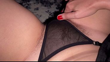 Tonton ibu nakal ini mainin memek berbulu lebatnya. POV dari depan.