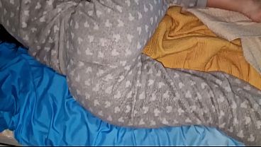 Ketemu pacar kakakku lagi rebahan di kasurku, kubangunin pake ngewe panas, ujungnya pantatnya penuh sperma tanpa kondom
