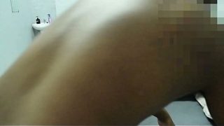 Ibu tiri Afrika Selatan amatiran itu merengek minta kontol besarku masuk ke memeknya, dia ngemis-ngemis pengen digenjot pas bapak tiri pergi kerja.