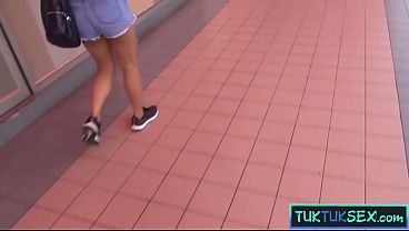 Cewek amatir Thailand dicolong di Tuk Tuk terus digiring ke hotel buat mainin ranjang
