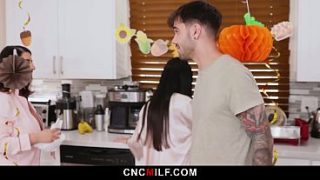 Ibu tiri baru Marica langsung diajarin tradisi bebas pakai keluarga.