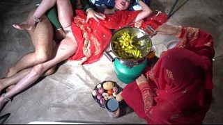 Ibu tiri India desi ngentot di dapur, ngomong kotor pakai bahasa Hindi, sange banget.