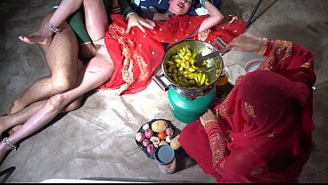 Ibu tiri India desi ngentot di dapur, ngomong kotor pakai bahasa Hindi, sange banget.