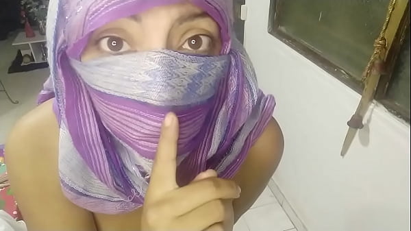 Ngentot live sambil colmek pake hijab, cewek Arab montok becek muncratin memek di depan kamera