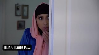 Ingin lihat bokong mulusnya dikocok habis, cewek cantik berhijab digebahin instruktur bejat sampai muncrat.