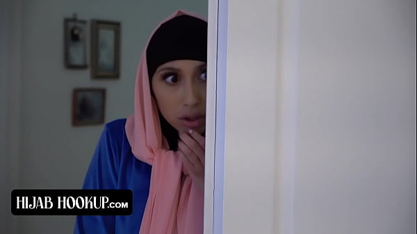 Ingin lihat bokong mulusnya dikocok habis, cewek cantik berhijab digebahin instruktur bejat sampai muncrat.