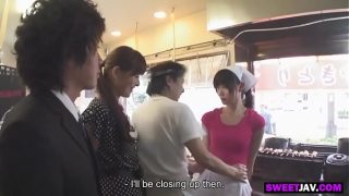 Restoran Jepang, tempatnya ngegigit wasabi sambil ngerasain kenikmatan yang bikin meleleh.