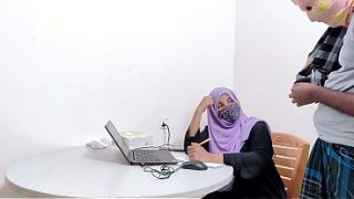 Bankir Hijab Hot digebrek Petani Desa, Desi chudai sange