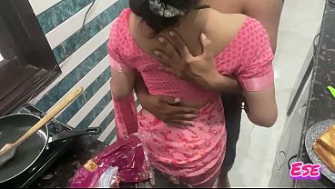 Desi Bhabhi lagi masak di dapur, tiba-tiba digebahin dari belakang, crot di meja dapur.