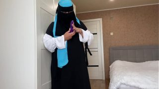 Istri Arab berjilbab lagi bersih-bersih nemu mainan sex langsung minta digenjot.