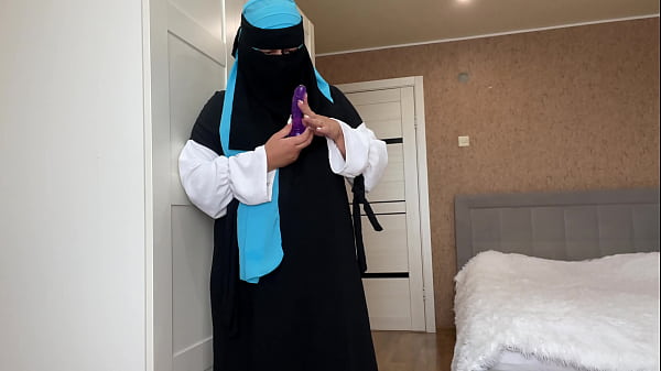 Istri Arab berjilbab lagi bersih-bersih nemu mainan sex langsung minta digenjot.