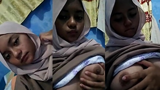 Bocil hijab montok pamer belahan dada bikin ngiler.
