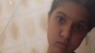 Mandi cewek India horny, video MMS yang bikin tegang.
