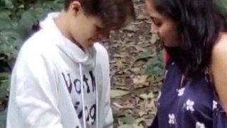 NRI cewek goyang-goyang kontol pacarnya