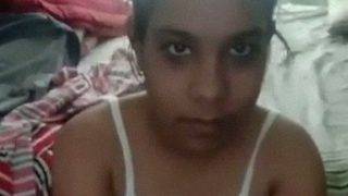 Tonton video ngentot kontol India sampe muncrat