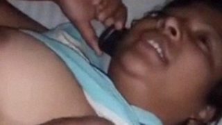Video bokep cewek India montok toket gede sambil telponan lagi ngentot.