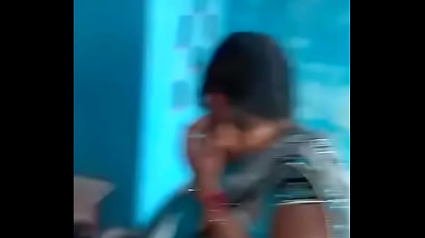 Nikmatin aja goyangannya Desi, bikin pinggang loe ikut nari-nari.
